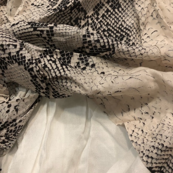 Snakeskin Print One Shoulder Romper - Picture 5 of 5